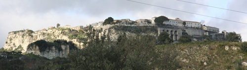 11 Settembre 2012…Lirica dedicata e donata a Gerace dall’Artista scrittrice Maria Eleonora Zangara, video realizzato e condiviso con la Prof. Luciana Vita e con le foto del fotografo Roberto Macrì