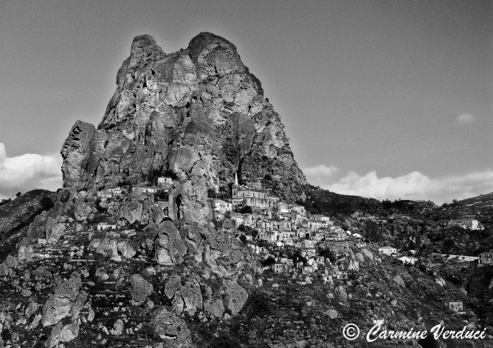 Pentedattilo. da Il ritorno ο άνεμος του αίματος di Maria Eleonora Zangara..foto di Carmine Verducy