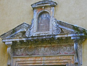 Ex Monastero di Santa Chiara - Cosenza (Particolare sopra il portale d'ingresso della Chiesa)